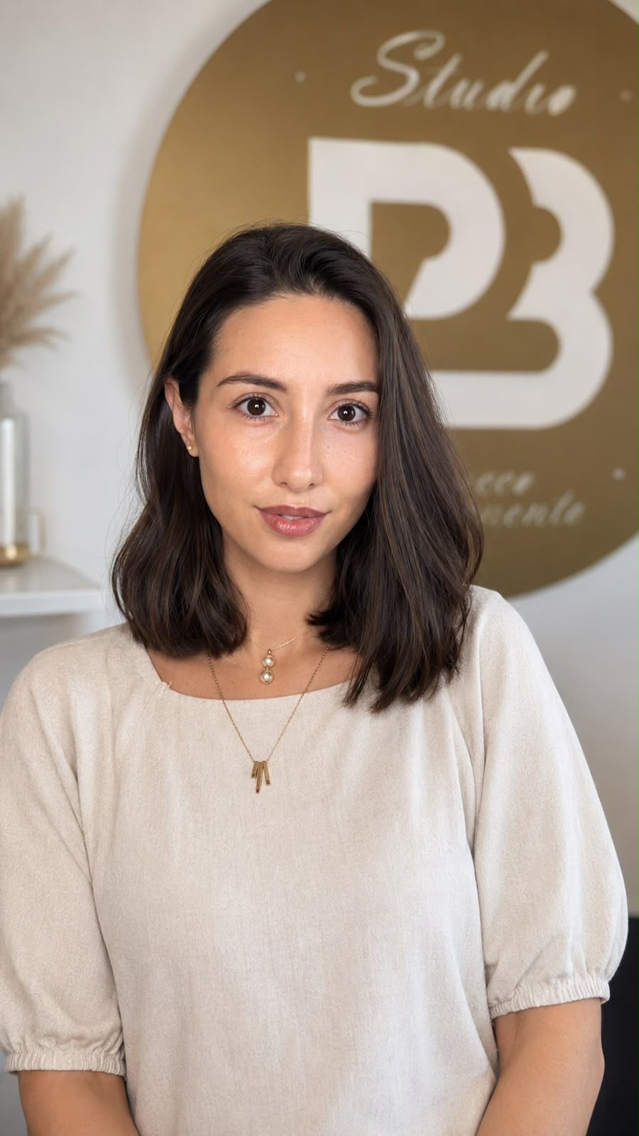 Paola Benchea nel suo studio di trucco permanente a Roma